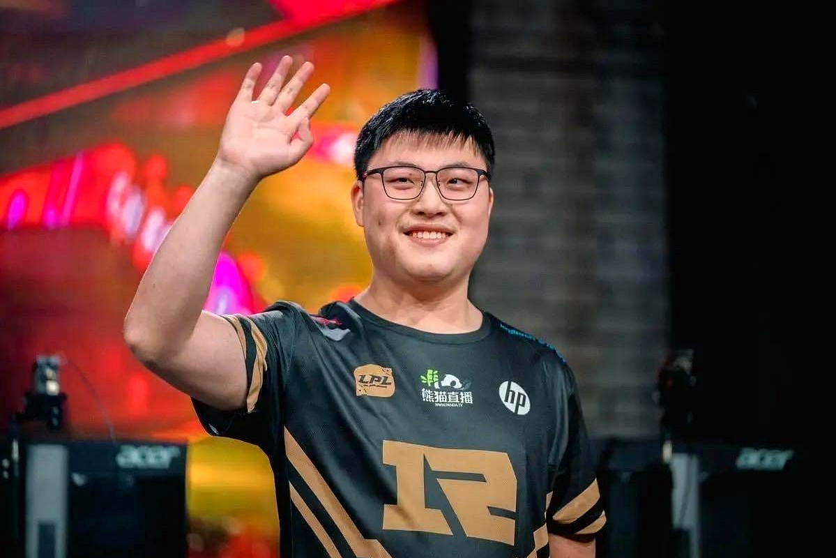 锐不可当引发热议！，Uzi在曼联比赛中夺冠观众掌声雷动