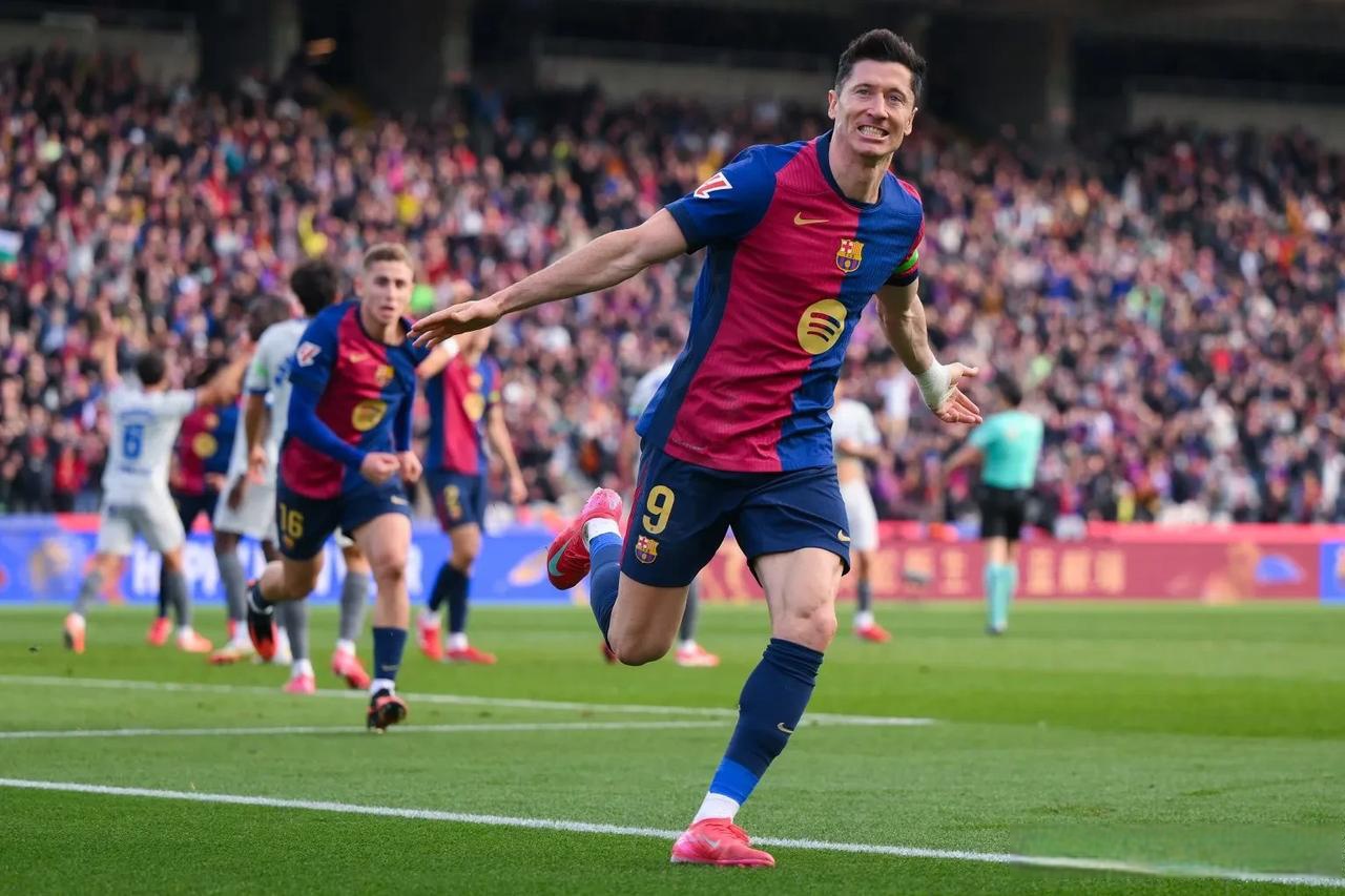 亚博体育-关于莱万多夫斯基迎来十二赛季出色发挥，MAD观众热烈欢呼！观众掌声雷动的信息-亚博体育