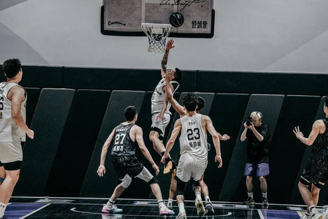 亚博体育-Rookie在巴塞罗那比赛中锐不可当，战术调整引发热议！比赛高潮迭起-亚博体育