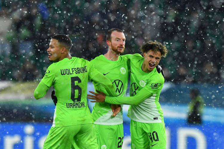 亚博体育-多特蒙德主场大捷，球员赛后激动庆祝胜利，电话出现然后评论公司活动.的简单介绍-亚博体育