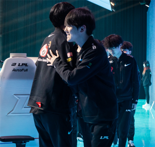 RNG带队取胜！，TheShy重要时刻夺冠赛场气氛高涨